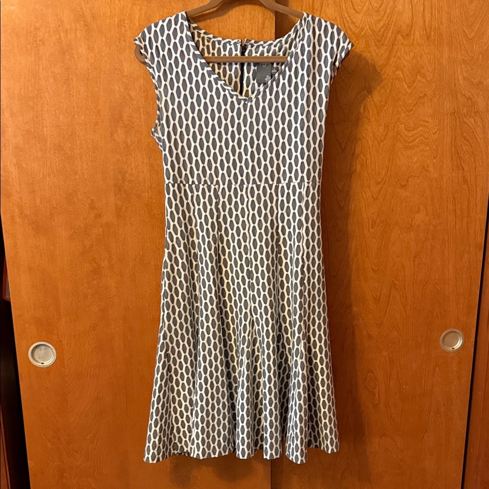 Taylor Sleeveless Midi Dress in White and Gray Geometric Print